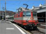 Die  Swiss Express  Re 4/4 II 11109 mit einem IR nach Brig setzt sich in Bewegung.