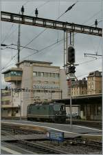 Eine grne Re 4/4 II lohnt, so glaube ich jedenfalls schon bin Bild ber die Bahnsteige hinweg...
Lausanne, den 12. Juni 2012