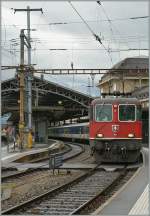 re-420-re-4-4-ii-/215162/sbb-re-44-ii-11121-mit SBB Re 4/4 II 11121 mit einem RE nach St-Maurice in Lausanne.
12. Juni 2012