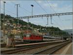 In Bellinzona wird der IR 2418 Locarno - Zürich vorbereitet. Der Zug kommt als Leermaterial vom Chiasso, behält die Zuglok (auf dem Bild zu sehen) und erhält eine weiter Re 4/4 für die Fahrt als IR 2309 nach Locaro.
25. Juni 2015  