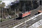 re-420-re-4-4-ii-/487271/eine-schiebelok-auf-dem-rueckweg-nach Eine Schiebelok auf dem Rückweg nach Erstfeld. 
Kurve bei Wassen, Gotthardbahn am 17. März 2016