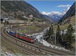 re-420-re-4-4-ii-/487274/eine-re-1010-mit-der-re Eine 'Re 10/10' mit der Re 4/4 II 11304 als Spitzenlok in der bekannten Wattiner-Kurve bei Wassen auf der Gotthardbahn.
17. März 2016