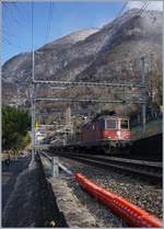 Die SBB Re 420 256-0 mit einem Güterzug Richtung Wallis kurz vor Villenneuve.
