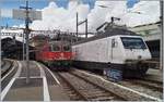 Während die beiden Re 4/4 II 11264 und 11296 mit ihrem Getreide-Tranistzug (Spaghettizug) auf die Weiterfahrt warten, hat die schiebende Re 460 113  100 Jahre SEV  mit ihrem IR15 den Bahnhof von Lausanne erreicht. 

18. Juni 2020