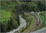 Die SBB Re 4/4 II 11195 ist bei Wassen in der bekannten  Wattinger Kurve  mit dem Gotthard Panorama Express von Lugano nach Flüelen - (Schiff - Luzern)/Arth Goldau unterwegs. Der Zug besteht aus Panoramawagen und einem  Fotowagen . 

19. Oktober 2023