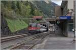 Die SBB Re 4/4 II 11195 ist bei Wassen mit dem Gotthard Panorama Express von Lugano nach Flüelen - (Schiff - Luzern)/Arth Goldau unterwegs. Der Zug besteht aus Panoramawagen und einem  Fotowagen .

19. Oktober 2023