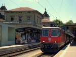 RE 4/4 2 Baujahr 1971 stand mit dem IC nach Stuttgart von Zrich im Bahnhof Schaffhausen abfahrbereit am 9.8.