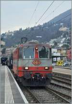 In Locarno übernimmt die Re 4/4 II 11109 den IR 2184 Richtung Basel SBB.