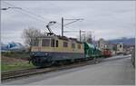 Die IRSI/IGE  Rheingold  Re 4/4 II 11387 (Re 421 387-2) kommt mit ihrem Güterzug nach Apples am Haken aus dem Industrie Gelände bei Gland angefahren. 

4. März 2024