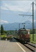 re-425-re-4-4-der-bls/227362/bls-re-44-mit-einem-regionalzug BLS Re 4/4 mit einem  Regionalzug nach Interlaken verlsst die Haltestelle Faulensee. 
20. Aug. 2012