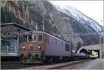 re-425-re-4-4-der-bls/835856/die-bls-re-44-184-wartet Die BLS Re 4/4 184 wartet mit ihrem Tunnel-Auto Zug AT1 in Goppenstein auf die Abfahrt nach Kandersteg.

3. Jan. 2024