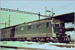 re-430-re-4-4-iii/660966/die-smb-re-44-iii-118 Die SMB Re 4/4 III 118 wartet in Moutier mit einem Regionalzug auf die Abfahrt nach Solothurn. 

23. Feb. 1985