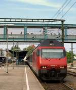 re-460-re-4-4-vi/137078/460-118-3-gottardo-rollte-mit-dem 460 118-3 'Gottardo' rollte mit dem IR 2132 nach Biel aus dem Konstanzer Bahnhof.