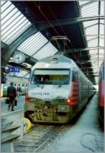 Die  TCS  Re 460 022-7 in Zrich HB im Mrz 1998.