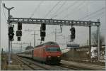 SBB Re 460 098-7 auf der Fahrt nach Genve in Lonay-Preverenges, wo bald neuen Signale den der Verkehr regeln.
25. Jan .2013