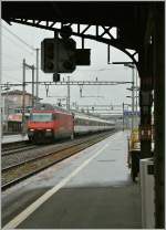 SBB Re 460 025-0 mit einem IR nach Luzern in Renens VD.
31.05.2013 
