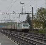 Die BLS Re 465 015 (UIC N°: 91 85 4465 015 6)  CAT'S EYE  hat über die Verbindungslinie von Genève her kommend Bussigny erreicht und fährt nun nach Vufflens la Ville weiter. 28. April 2014 