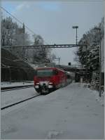 Eine durch den Schnee unbekannt gebliebene RE 460 erreicht mit ihrem IR Vevey.