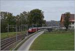 Am Schluss des langen IC 1 715 läuft die SBB Re 460 067-2 mit, die eigentlich nur für die Rampen des Durchgangsbahnhofs von Zürich benötigt wird. Das Bild entstand kurz nach Oron. 

22. Okt. 2020