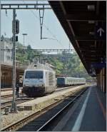 re-465-re-4-4-vi-lok-2000/346130/die-schwaze-perle-bls-re-465 Die 'Schwaze Perle' (BLS Re 465 016-4) in Chiasso. Im Hintergrund ein italienischer Regionalzug der die Strecke nach Milano bedient.
5. Mai 2014