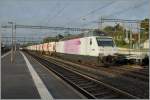 Die BLS Re 465 017-2 (UIC N° 91 85 4 465 017-2 CH-BLS)  Pink Panter  mit einem Güterzug nach Vufflens le Château wartet in Morges eine Überholung ab.
15. Okt. 2014