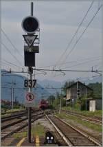 Die Re 474 017 und 003 treffen mit einer RoLa von Novara nach Freiburg in Domodossola ein. 13. Mai 2015