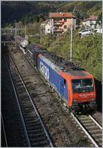 Die SBB Re 474 004 und eine gemietete 189 fahren bei Varzo mit einem Güterzug Südwärts.