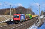 Mit einem Holzzug nach Stendal rollt die 482 045 am 25.03.2013 durch Sildemow in Richtung Schwerin.