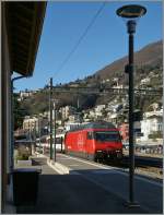 Wenn schon Bahnstiegbild, dann richtig, mit viel Bahnstig...
SBB Re 460 001-1  Lötschberg  mit einem Gotthard-IR in Locarno.
24. Jan. 2014