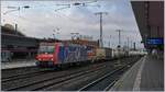 re-482-traxx-f140-ac1-ac2/587307/die-sbb-cargo-re-482-011-4 Die SBB Cargo Re 482 011-4 fährt mit einem Güterzug Richtung Süden durch Koblenz HBF.
3. Okt. 2017
