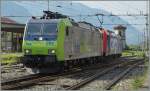 re-484-traxx-f140-ms/433229/die-sbb-re-484-002-hilft Die SBB Re 484 002 hilft der BLS Re 485 002 in Domodosola in den Wechselstromteil des Bahnhofs zurück zu finden.
(Die BLS Re 485 hat eine RoLa von Freiburg nach Domodossola gebracht, welche die Re 484 übernehmen wird.)
13. Mai 2015