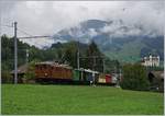 50 Jahre Blonay Chamby - MEGA BERNINA FESTIVAL, Bündnertag im Saaneland:Bei recht düsterem Wetter fährt die Rhb Bernina Bahn Ge 4/4 81 mit ihrem Extrazug in Gstaad Richtung Rougemont.