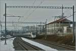 Vom Fahrleitungsmast eingerahmt TGV Lyria von Paris nach Lausanne kurz vor dem Ziel in Prilly-Malley. 
18. Jan. 2013