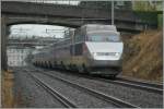 Heute vor dreissig Jahren, am 22. Jan 1984, wurde der TGV Verkehr Paris - Lausanne aufgenommen. Grund genug, heute einige TGV Bilder zu zeigen: 
TGV de Neige nach Paris bei der Durchfahrt in La Tour de Peilz am 7. Feb. 2009 
