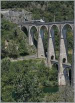 Seit Ende 2010 nehmen die TGV Züge von Genève nach Paris den weg über die dafür hergerichtet Strecke Bellegarde - Nantua - Bourg en Bresse, die zwar keine hohen Geschwindigkeiten