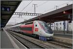 Der TGV Lyria 9768 bestehend aus dem TGV Rame 4717 ist von Lausanne nach Pairs unterwegs und hält einige Minuten in Genève.