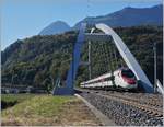 etr-610/582864/fast-23-meter-ueber-die-gleise Fast 23 Meter über die Gleise wölben sich die beiden Bögen der SBB Brücke 'Massongex', die zwischen Bex und St-Maurice über die Rhone führt. Die Brücke weist eine Spannweite von 125.8 Meter auf und gilt als längste Stählerne Eisenbahnbrücke der Schweiz. Sie ersetzt seit 2016 die beiden aus den Jahren 1903 und 1924 stammenden eingeleisigen Stahlbrücken. (Tech. Ang. Quelle: TEC21 Nr 41). Das Bild zeigt einen SBB ETR 610 der Als EC 32 von Milano nach Genève unterwegs ist. 11. Okt. 2017