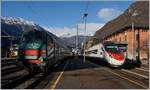 Der Regionalzug nach Domodossola wartet in Premosello Chiavendo die Durchfahrt des SBB EC nach Genève ab.