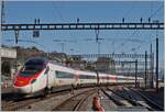 Der SBB ETR 610 005 verlässt als EC 39 den Bahnhof von Lausanne. Der Zug ist von Genève nach Milano unterwegs. 7. März 2024
