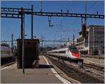 Der SBB ETR 610 N° 06 (UIC 93 85 5 610 306-8 CH SBB) erreicht als EC 39 von Genève nach Milano Centrale den Bahnhof von Lausanne. 

27. Juli 2020