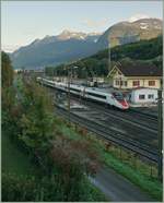 Der SBB Pinocchio RABe 503 017-3 Valais / Wallis ist als EC 37 von Genève nach Venezia S.L. unterwegs und fährt in im noch im Talschatten liegenden St-Triphon durch.

12. Okt. 2020