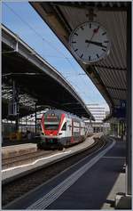 rabe-511-dosto/702295/nun-ist-der-sbb-rabe-511 Nun ist der SBB RABe 511 doch noch eine 'Léman Express'! Zumindest vorübergehend: Seit dem 18. Mai verkehren die die RE Züge Vevey/St-Maurice ab Genève als SL2 bzw. SL4 mit Halt auf allen Stationen bis Annemasse, wobei dann für die Weiterfahrt nach Annecy (SL2) umgestiegen werden muss. Mit diesem Konzept werden trotz geschlossener Grenze pro Stunde vier internationale Verbindungen zwischen Genéve und Annemasse angeboten. Im Bild der SBB RABE 511 036 als RE/SL4 Vevey - Annemasse beim Halt in Lausanne am 22. Mai 2020