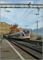 Ein SBB FLIRT RABe 523 ist in Richtung Lausanne in Rivaz unterwegs.