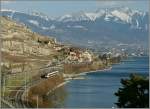 Zwischen St-Saphorin und Rivaz und vor dem Hintergrund der Waadtländer Alpen fährt ist ein SBB Flirt RABe 523 dem Genfer-See entlang.