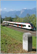 29 Kilometer bis Lausanne, 25 Kilometer bis St-Maurice verkündet der Straßenkilometer Stein bei Villeneuve. Im hintergrund ein SBB Flirt RABe 523 auf der Fahrt in Richtung Montreux.
 
24. Juni 2010