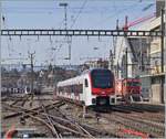 Der neue SBB Flirt3 RABe 523 109 verlässt auf einer Testfahrt den Bahnhof von Lausanne. Neben etlichen Zügen im Hintergrund sind auch noch zwei weitere Flirt3 zu entdecken.     

19. Februar 2021