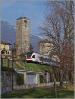 Ein TILO Flirt RABe 524 verlässt Locarno Richtung Bellinzona. 
18. März 2014