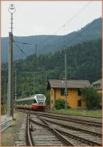 rabe-527-flirt-2/85964/der-rvttrn-flirt-rabe-527-333erreicht Der RVT/TRN Flirt RABe 527 333erreicht als Regionalzug nach Buttes den Bahnhof von Noiraigue. 

22. Juli 2010