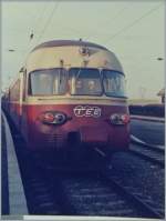 rae-tee-ii-rabe-1050/478907/zuerich---milano-als-tee-gottardo Zürich - Milano als TEE Gottardo und, wie hier zu sehen TGV - Anschlusszüge (auch für Reisede 2. Klasse) gehörten zu den letzten Einsatzgebiete der RAe TEE II Zügen, bevor sie umgebaut und umlackiert wurden. Dieses Analog Bild entsatand in Frasne (F) am 5 Feb. 1985