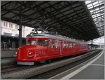 Der  Rote Pfeil  RAe 4/8 1021  Churchill  in Lausanne.
12. Mai 2016